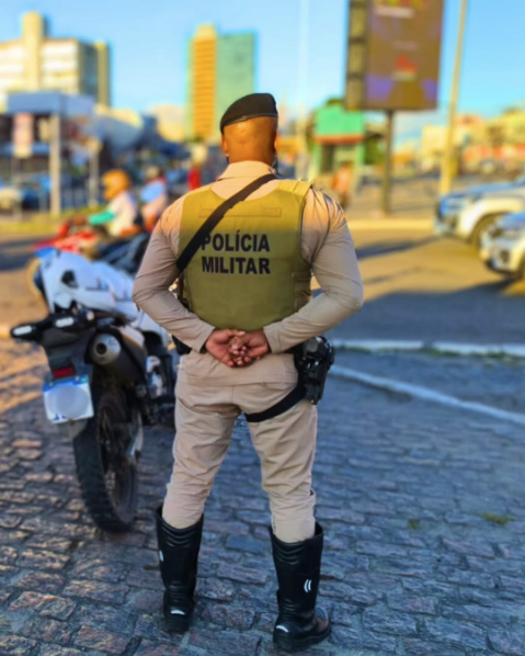 Ilustração de um cenário de RPG digital com dados de múltiplos lados, miniaturas de cavaleiros e magos em um tabuleiro hexagonal, e múltiplos monitores ao fundo conectados por uma rede de pontos luminosos, tudo em tons alaranjados e neon.