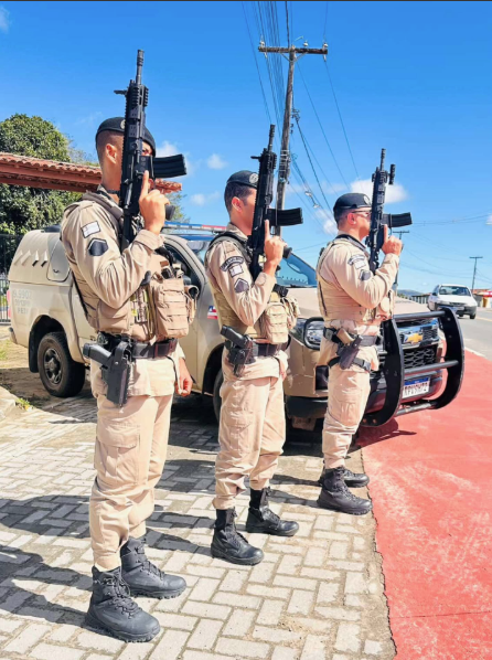 Ilustração de personagens de RPG pixelados saindo de uma tela de computador para uma ficha de personagem e um livro de regras, cercados por dados de RPG.